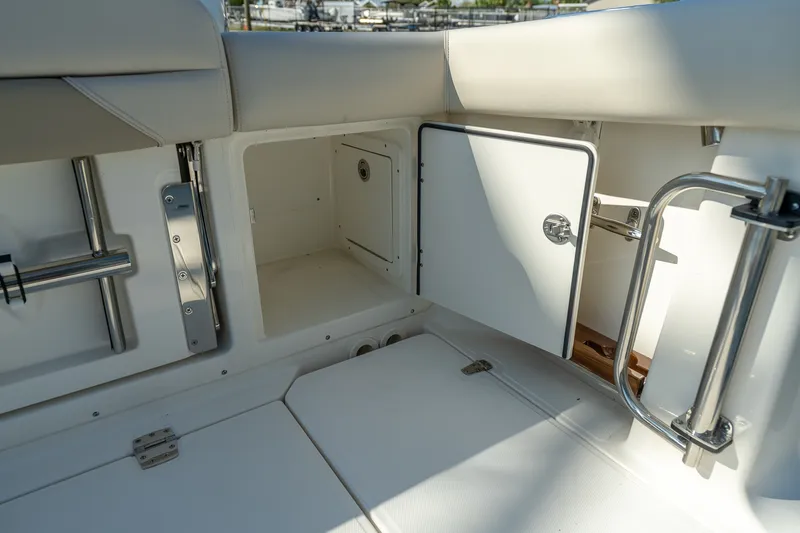 Slide: The Image of Boston Whaler 380 Outrage 2025 - 59