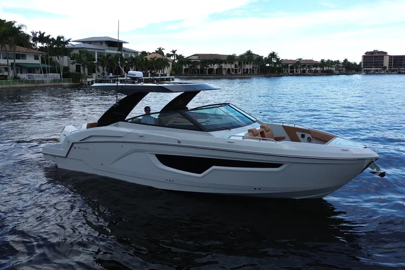 Slide: The Image of Cruisers Yachts 34 GLS South Beach Outboard 2025 - 15