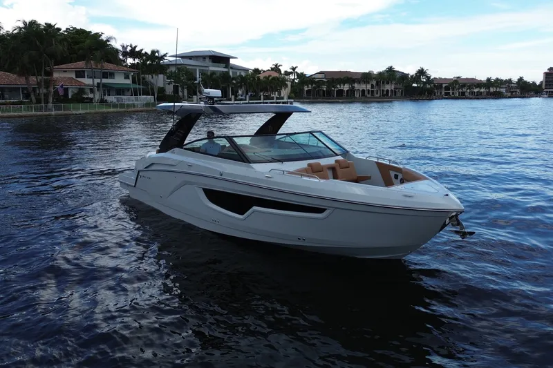 Slide: The Image of Cruisers Yachts 34 GLS South Beach Outboard 2025 - 16