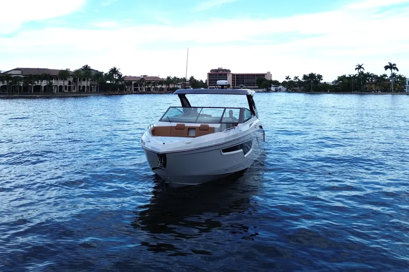 Slide: The Image of Cruisers Yachts 34 GLS South Beach Outboard 2025 - 18