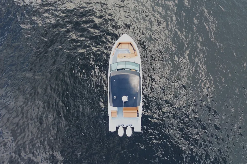 Slide: The Image of Cruisers Yachts 34 GLS South Beach Outboard 2025 - 22