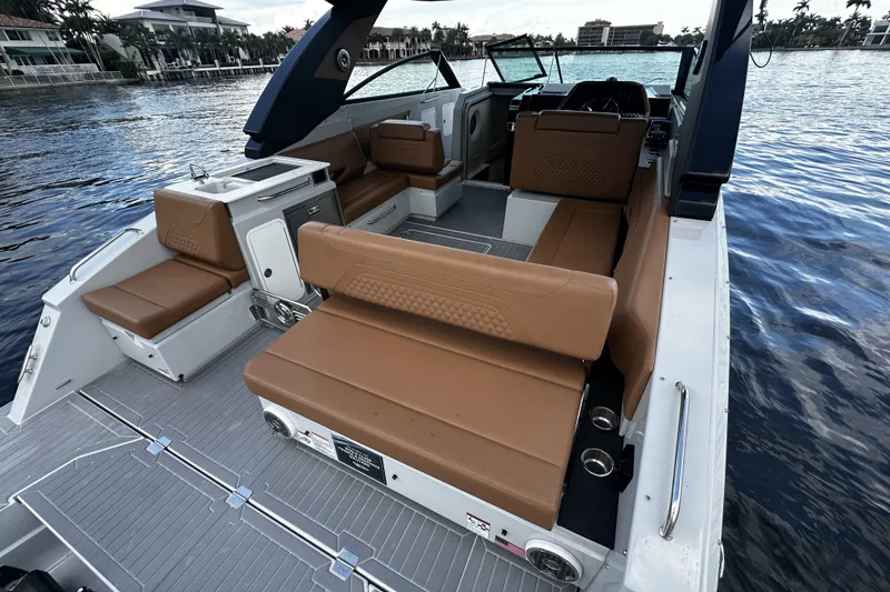 Slide: The Image of Cruisers Yachts 34 GLS South Beach Outboard 2025 - 23