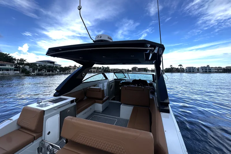 Slide: The Image of Cruisers Yachts 34 GLS South Beach Outboard 2025 - 24