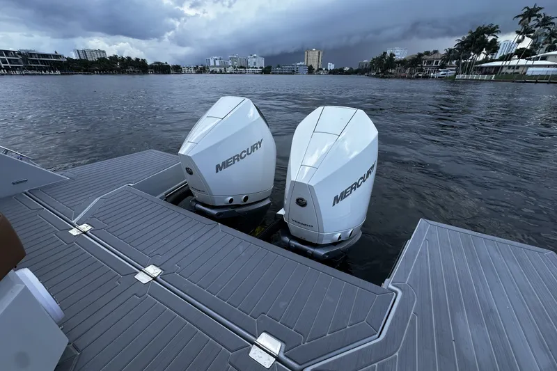 Slide: The Image of Cruisers Yachts 34 GLS South Beach Outboard 2025 - 26