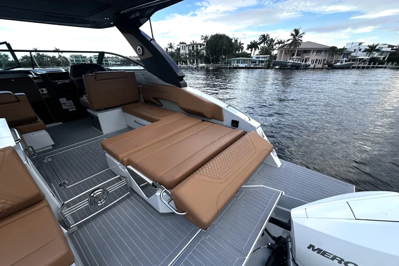 Slide: The Image of Cruisers Yachts 34 GLS South Beach Outboard 2025 - 28
