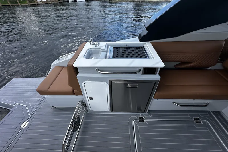 Slide: The Image of Cruisers Yachts 34 GLS South Beach Outboard 2025 - 29