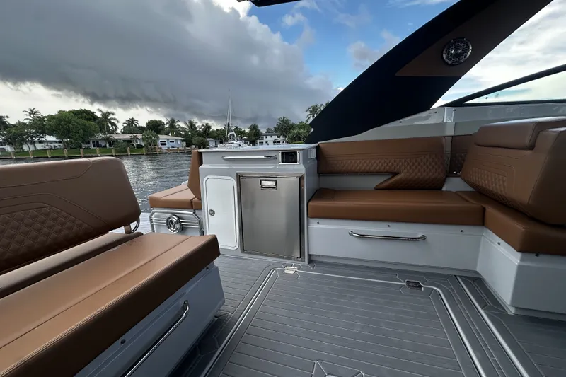 Slide: The Image of Cruisers Yachts 34 GLS South Beach Outboard 2025 - 31