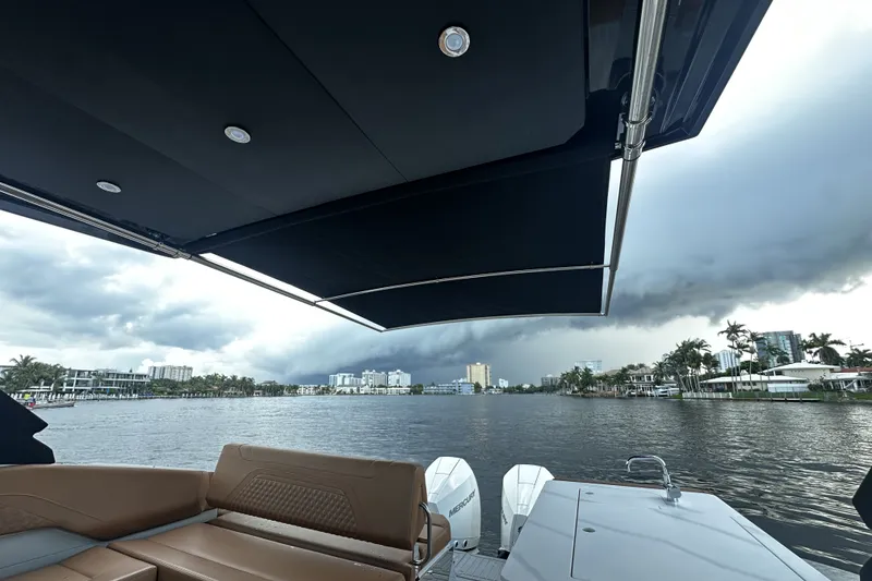 Slide: The Image of Cruisers Yachts 34 GLS South Beach Outboard 2025 - 33