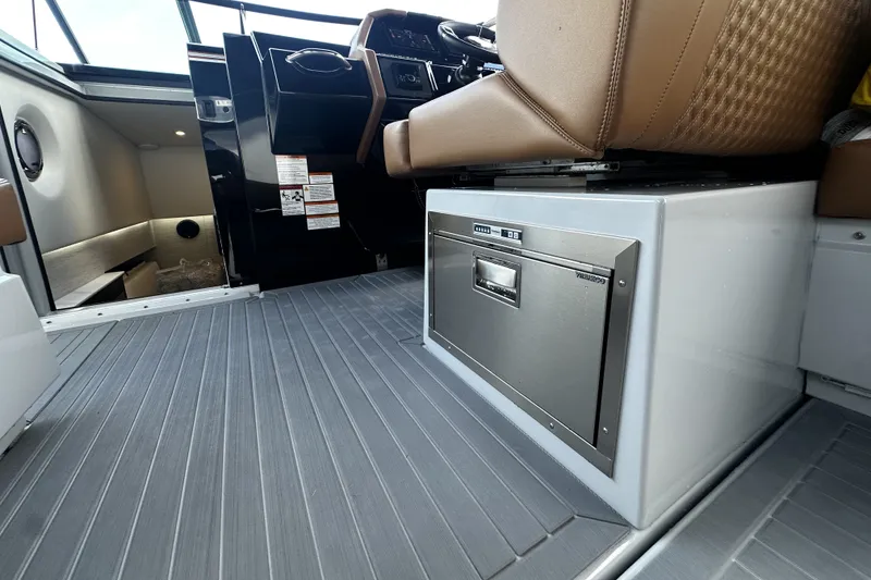 Slide: The Image of Cruisers Yachts 34 GLS South Beach Outboard 2025 - 35