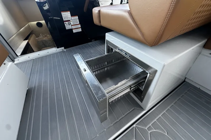 Slide: The Image of Cruisers Yachts 34 GLS South Beach Outboard 2025 - 36