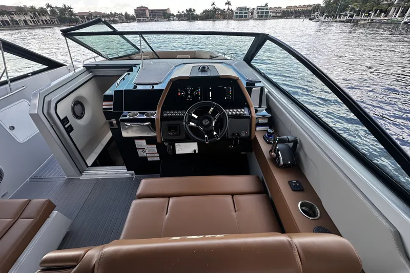 Slide: The Image of Cruisers Yachts 34 GLS South Beach Outboard 2025 - 37