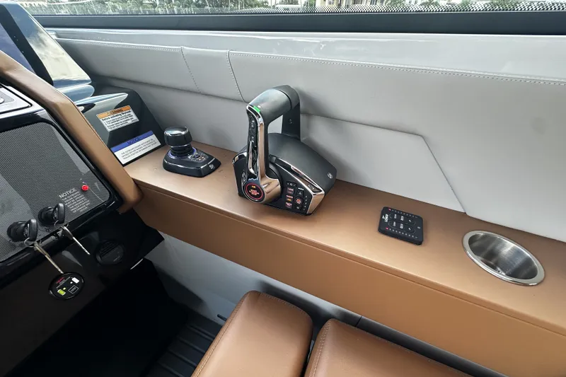 Slide: The Image of Cruisers Yachts 34 GLS South Beach Outboard 2025 - 39