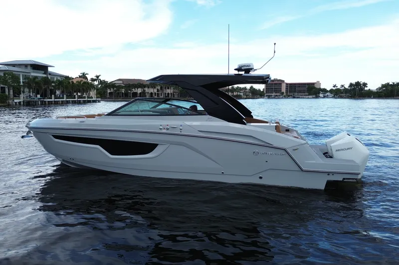 Slide: The Image of Cruisers Yachts 34 GLS South Beach Outboard 2025 - 4
