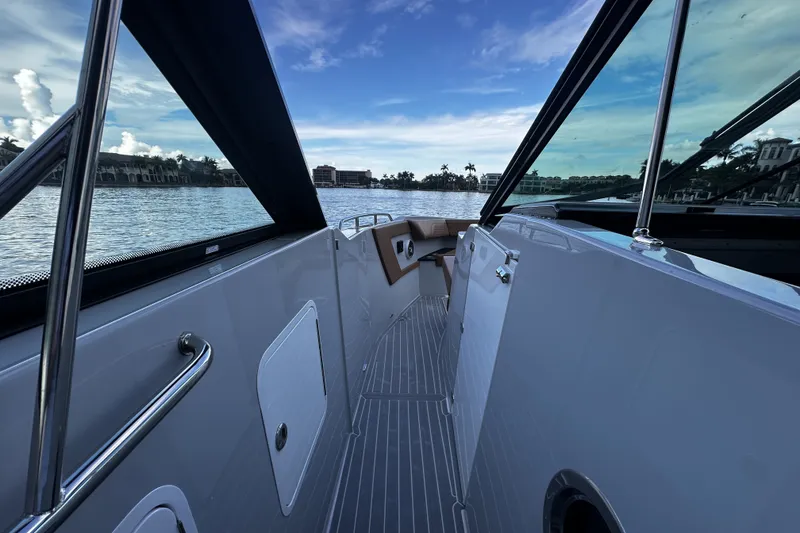Slide: The Image of Cruisers Yachts 34 GLS South Beach Outboard 2025 - 40
