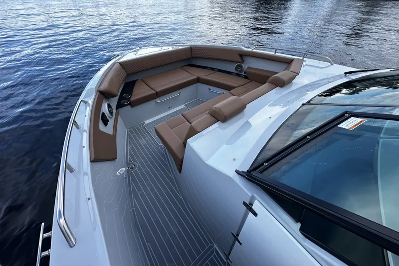 Slide: The Image of Cruisers Yachts 34 GLS South Beach Outboard 2025 - 41