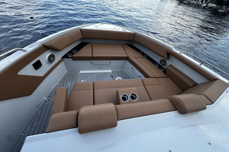 Slide: The Image of Cruisers Yachts 34 GLS South Beach Outboard 2025 - 42