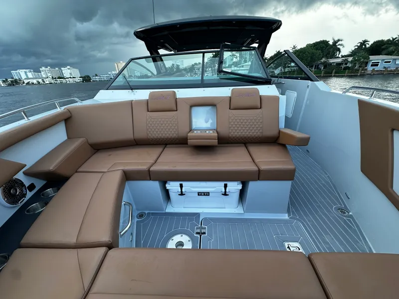 Slide: The Image of Cruisers Yachts 34 GLS South Beach Outboard 2025 - 43