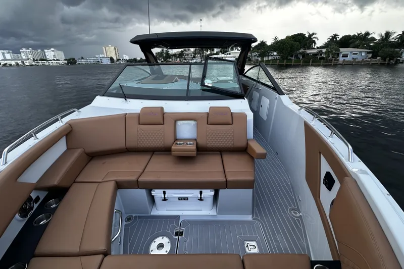 Slide: The Image of Cruisers Yachts 34 GLS South Beach Outboard 2025 - 44