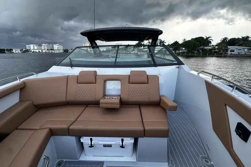 Slide: The Image of Cruisers Yachts 34 GLS South Beach Outboard 2025 - 45