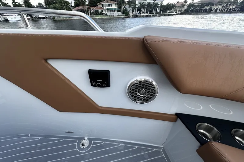Slide: The Image of Cruisers Yachts 34 GLS South Beach Outboard 2025 - 46