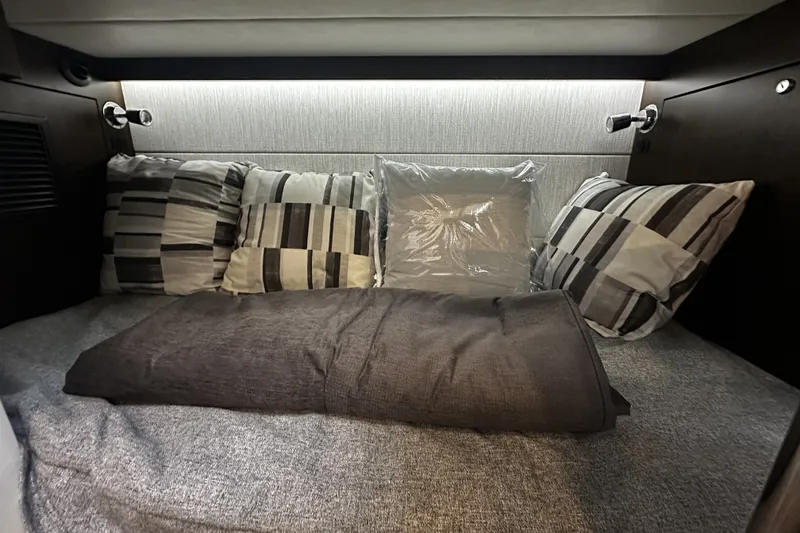 Slide: The Image of Cruisers Yachts 34 GLS South Beach Outboard 2025 - 51