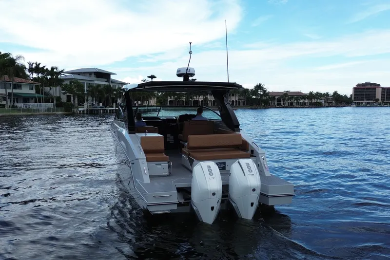 Slide: The Image of Cruisers Yachts 34 GLS South Beach Outboard 2025 - 7