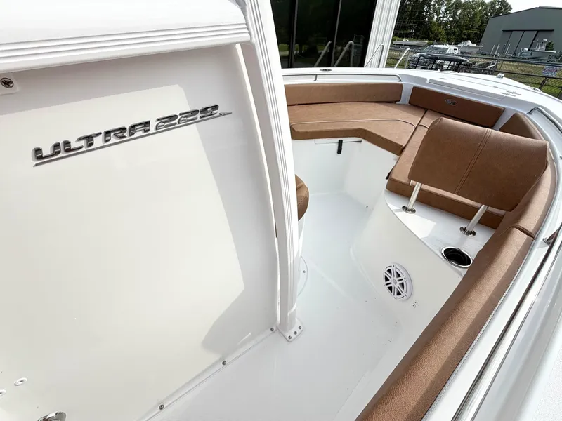 Slide: The Image of Sea Hunt Ultra 229 2027 - 18