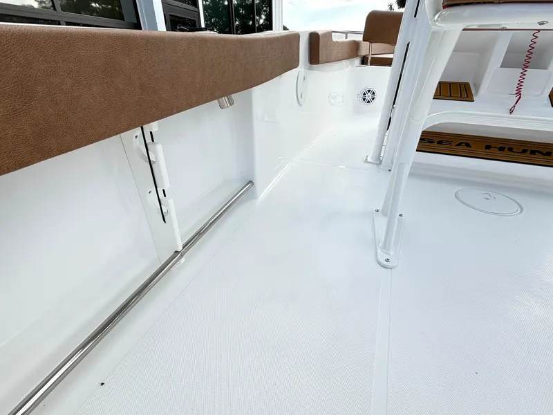 Slide: The Image of Sea Hunt Ultra 229 2027 - 15