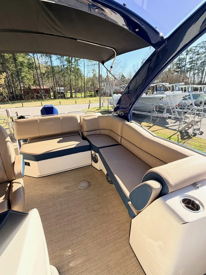Slide: The Image of Harris Crowne S 250 2021 - 13