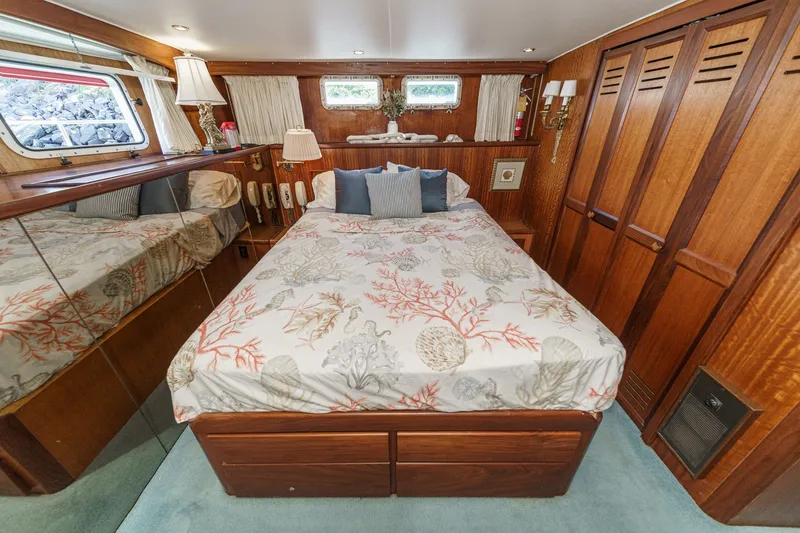 Slide: The Image of Hatteras 53 Motor Yacht 1971 - 20