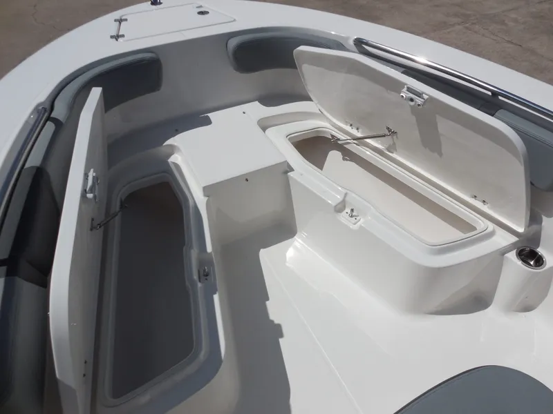 Slide: The Image of Robalo R200 2026 - 15