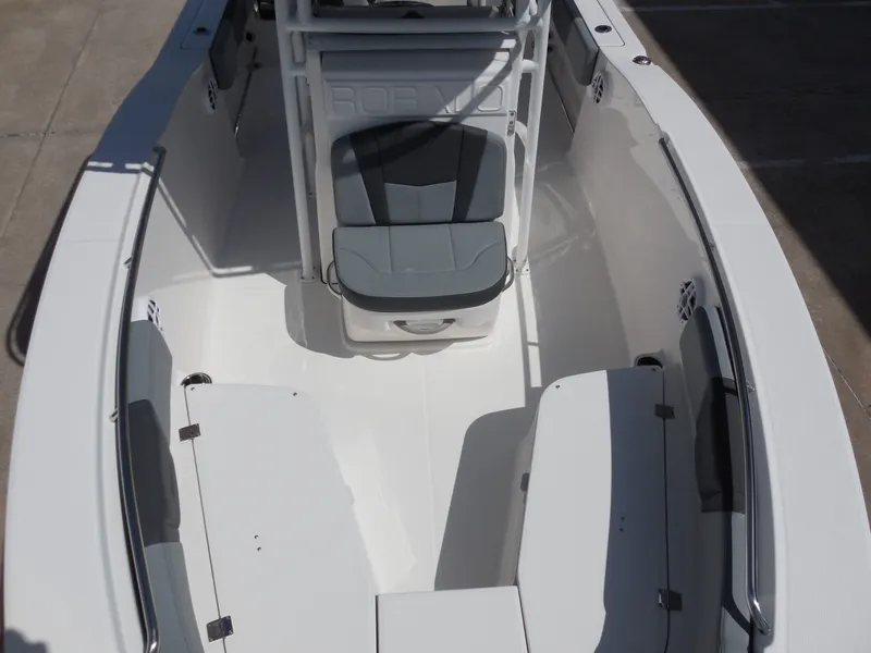 Slide: The Image of Robalo R200 2026 - 16