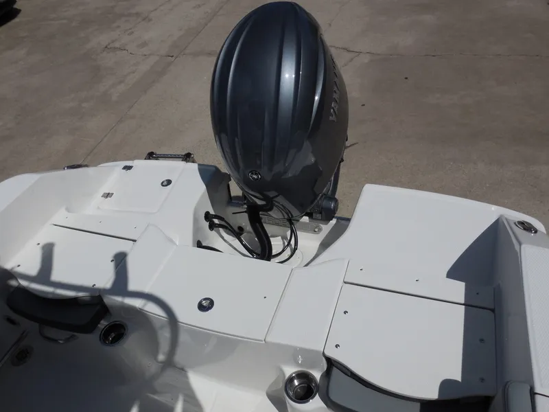 Slide: The Image of Robalo R200 2026 - 21