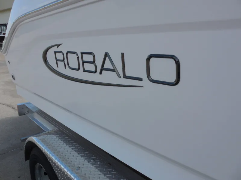 Slide: The Image of Robalo R200 2026 - 8