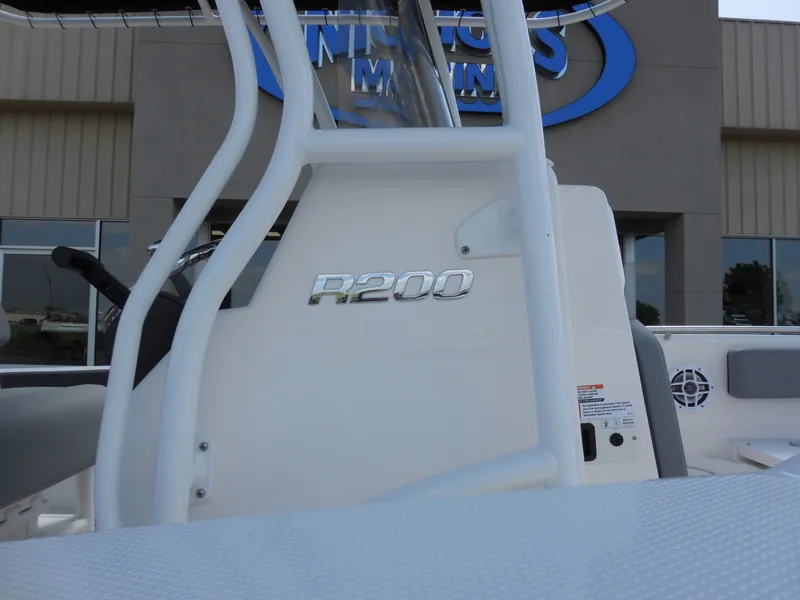 Slide: The Image of Robalo R200 2026 - 9