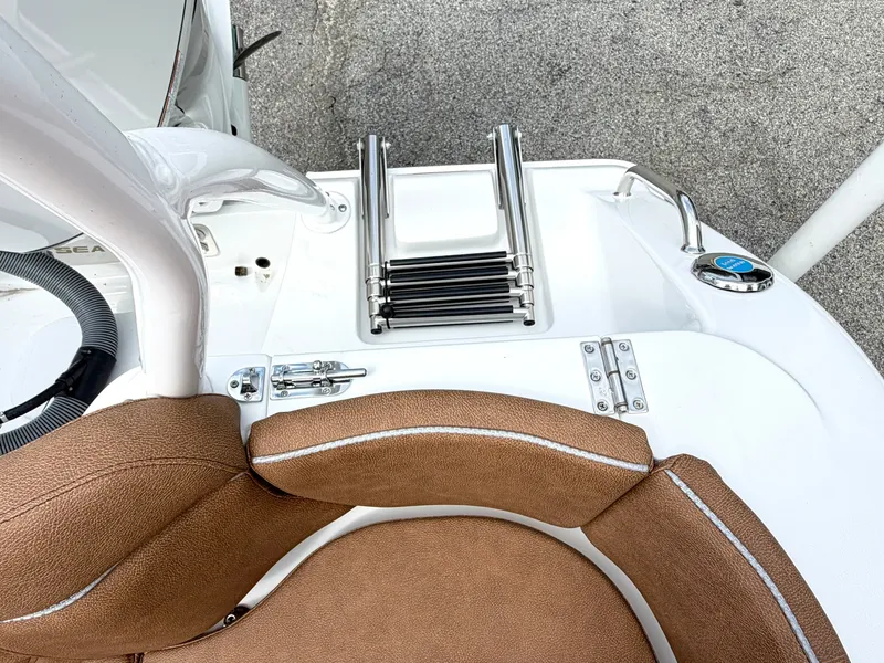 Slide: The Image of Sea Hunt Ultra 235SE 2027 - 6
