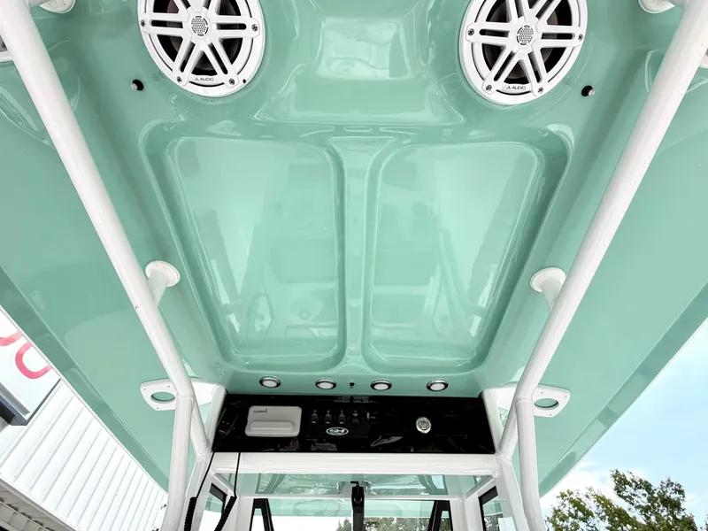 Slide: The Image of Sea Hunt Ultra 235SE 2027 - 13