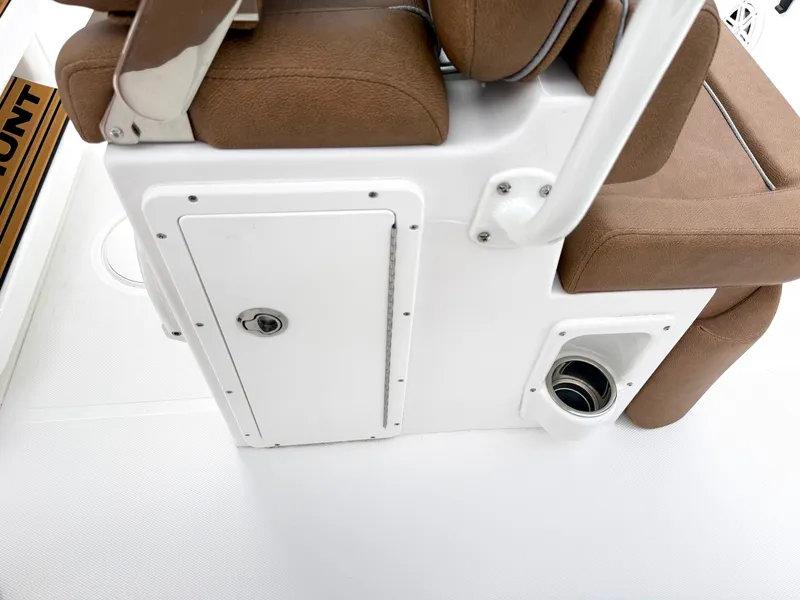 Slide: The Image of Sea Hunt Ultra 235SE 2027 - 17