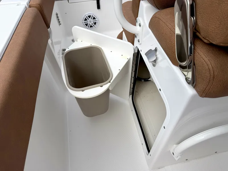 Slide: The Image of Sea Hunt Ultra 235SE 2027 - 20
