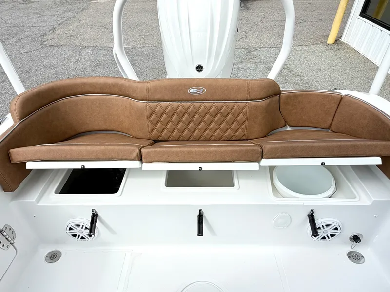 Slide: The Image of Sea Hunt Ultra 235SE 2027 - 5