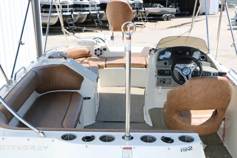 Slide: The Image of Stingray Boat Company 192 SC 2020 - 15