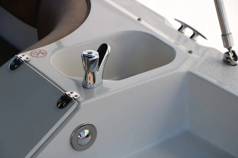 Slide: The Image of Stingray Boat Company 192 SC 2020 - 24