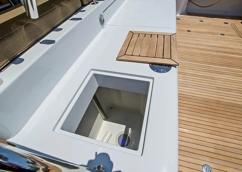 Slide: The Image of Knight & Carver Long Range Yachtfisher 1999 - 5