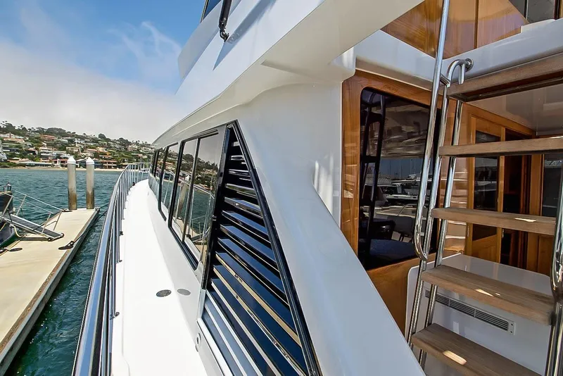 Slide: The Image of Knight & Carver Long Range Yachtfisher 1999 - 11