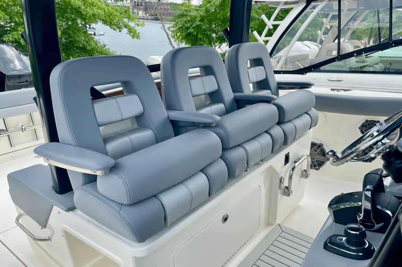 Slide: The Image of Boston Whaler 380 Outrage 2025 - 20