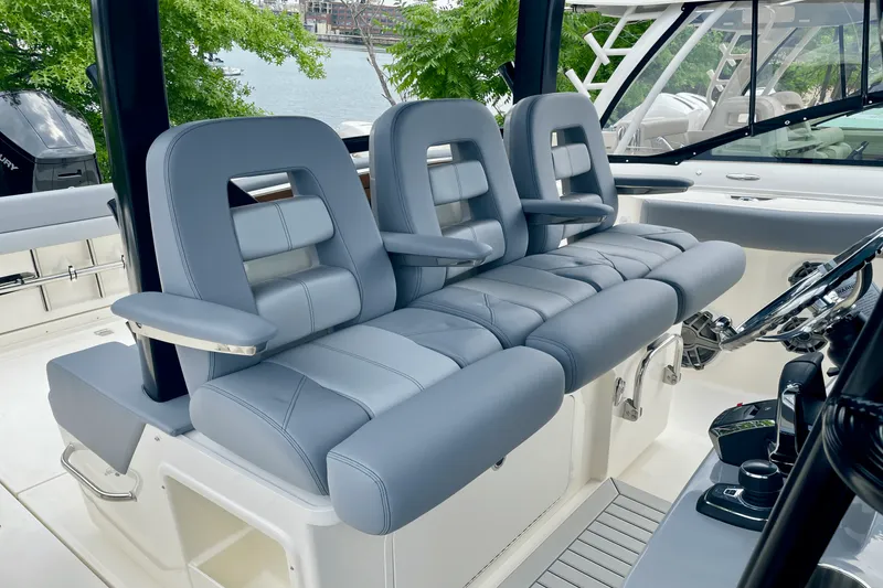 Slide: The Image of Boston Whaler 380 Outrage 2025 - 21