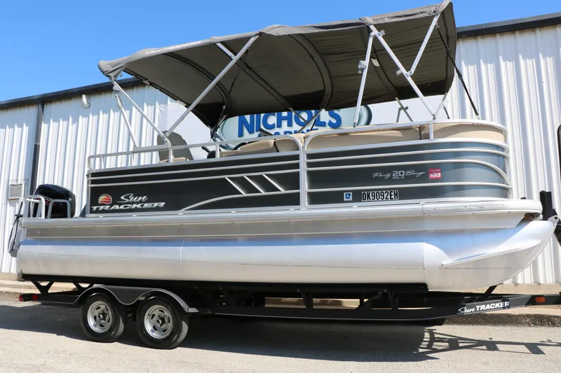 The Image of SunTracker Party Barge 20 Deluxe 2021 - undefined
