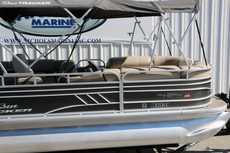Slide: The Image of SunTracker Party Barge 20 Deluxe 2021 - 11