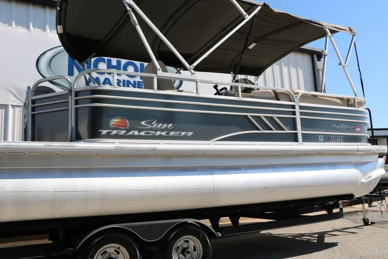 Slide: The Image of SunTracker Party Barge 20 Deluxe 2021 - 13