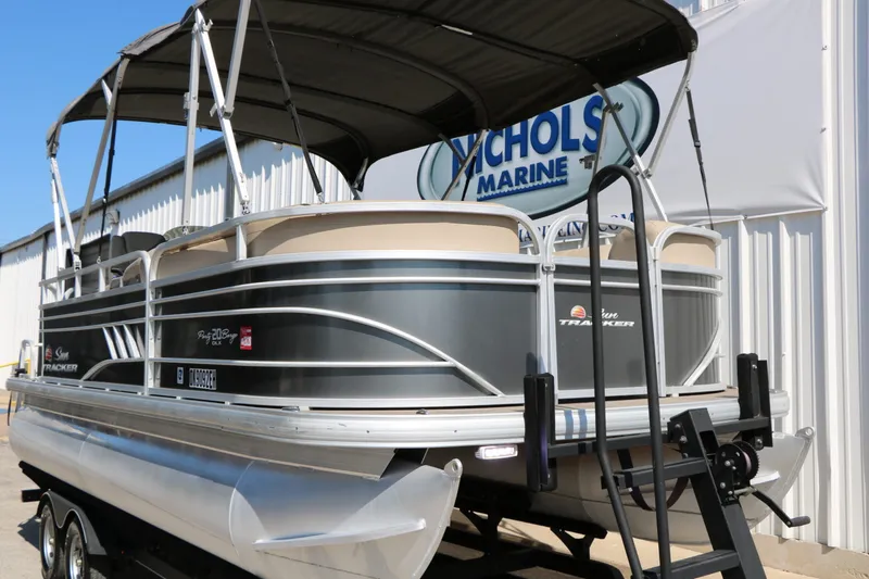 Slide: The Image of SunTracker Party Barge 20 Deluxe 2021 - 3